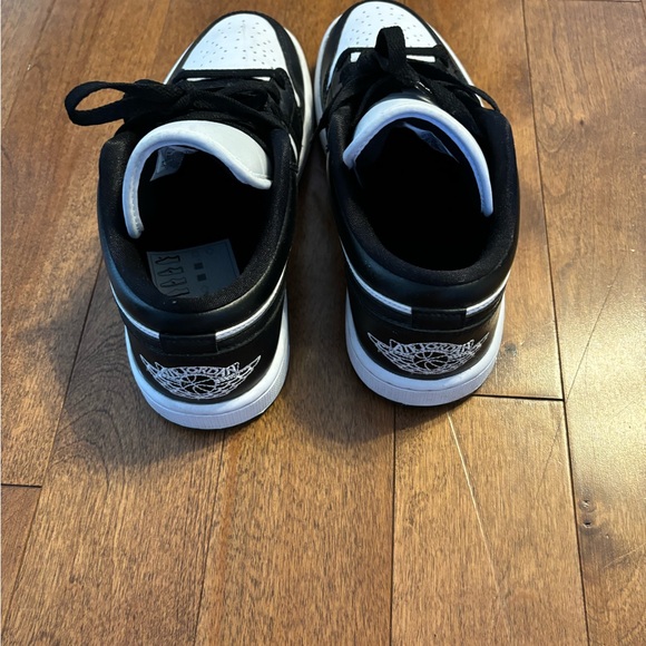 Air Jordan shoes. Black/white. Leather. Size 7.5 - Picture 3 of 3